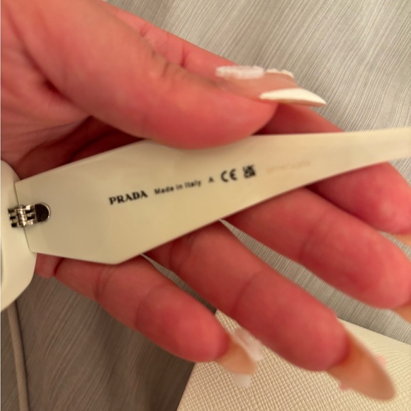 Prada sunglasses - Picture 4 of 8